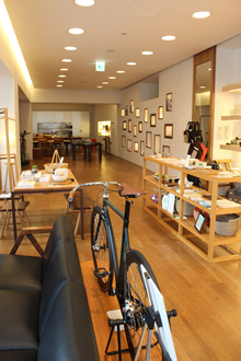 内海さんがマネージャーを務める『OVE南青山』。自転車のあるライフスタイルを提案する展示・イベントスペースだ。