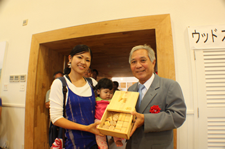 2013年11月にオープンした『やんばる森のおもちゃ美術館』。右は、国頭村のウッドスタート寄贈式の様子。