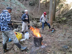 森の中で火を焚く。山火事の心配などもあって公有地では禁止されていることも多い。。