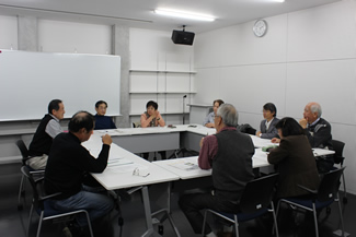 11月の定例会は、柴崎学習館で開催。メンバー9人が集まった。