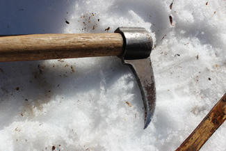 自動薪割り機に原木を載せるのに使っている道具のトビ。トンビのくちばしに似た形状から名づけられた