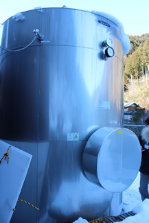 貯湯タンクは5000リットルのお湯に蓄熱し、熱交換で温泉をあたためる。右は、制御盤