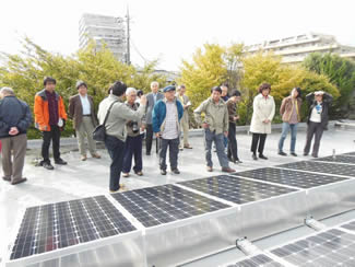 調布市内34の公共施設の屋上に総出力約1MWの太陽光発電施設を設置している、一般財団法人調布未来（あす）のエネルギー協議会。
