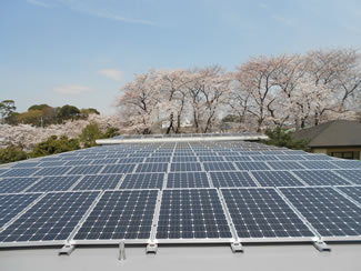 調布市の公共施設に設置した太陽光発電施設の例（34箇所の総出力約1MW）。写真は、調布ヶ丘福祉センター屋上の太陽光パネル。