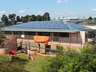 同、深大寺保育園の屋根の上に設置した太陽光パネル。