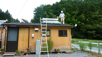 住田町の仮設住宅110棟に太陽熱温水器を寄贈、現地雇用で設置した。（三井物産環境基金補助）。