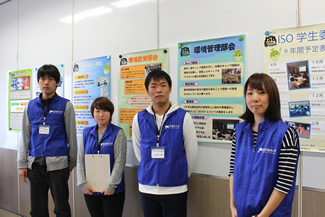 東京都市大学ISO学生委員会のメンバーたち。右端がつばさOGで前年にISO委員会委員長を務めた古賀光涼さん。
