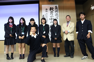 話を伺った、吉岡先生（右から2人目）とISO委員会のメンバーたち（高校生環境サミットの会場にて）。