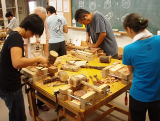 小笠原母島で開催している木工教室の様子（しぶや木工塾提供）