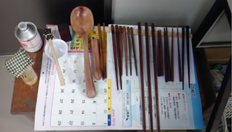 アカギ木工教室で作った箸とスプーン。（しぶや木工塾提供）