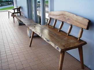 木工教室の合間につくったベンチ。これらもアカギ材を使って作っている。（しぶや木工塾提供）