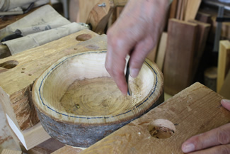バンカキは、彫ったり抉（さく）ったりするための道具ではなく、ひっかくように削って仕上げるために使う。