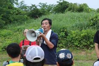 開会式であいさつをする、青梅・多摩川水辺のフォーラムの代表・大槻健児さん。