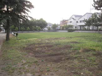 一年間かけて穴を掘って造ったビオトープ池（右：ビオトープになる前、左：穴を掘ってシートを張ったところ）。