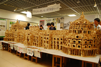 間伐材の積み木3万個を組み合わせて作った、東京駅舎。