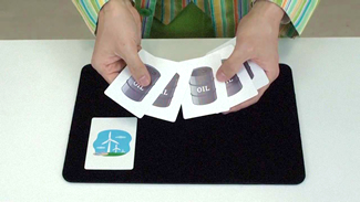 カードは、『OIL』8枚と『風車』1枚の合計9枚を使う。