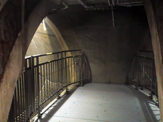 地下5階にある「ふれあい体験室」は、本物の下水道管に入る
