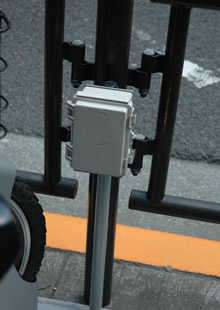 ポートに設置されているビーコン。お弁当箱サイズのこのコンパクトな装置が、自転車の出入りを感知すると、ポートの位置情報とともに、センターに情報を送信する。