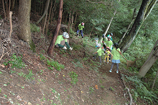 あきる野市菅生の大沢地区にある森で散策路の整備をする友の会のメンバー。この森の整備は「あきる野菅生の森協議会」による緑の再生活動の一つで、毎回、友の会のメンバーが参加している。