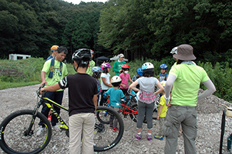 午後からは、菅生町内会の子どもたちがマウンテンバイクの体験にやってきた(1)