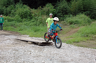 午後からは、菅生町内会の子どもたちがマウンテンバイクの体験にやってきた(2)