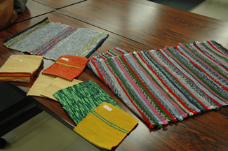 さき布織りの講座でつくられた作品。幅の広い布はさらにバッグなどの作品に縫い上げることもあり、富士見橋エコー広場館にはそれを習う講座もある。