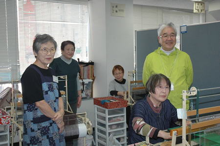 さき布織り教室の先生の林節子さん（左端）と参加者のみなさん。右端は、いろいろとお話を聞かせてくださった赤羽エコー広場館の後藤豊さん。