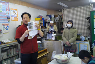 自然観察舎の管理運営を委託されている自然教育研究センターの倉岡宗士さんが参加者にこの日の活動内容と注意点、安全管理について説明する。