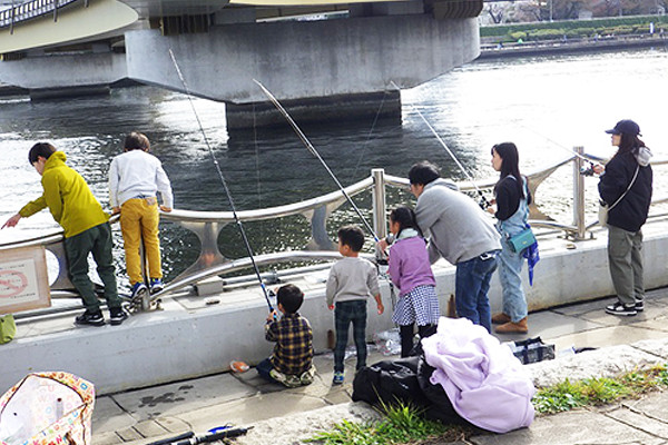 「隅田川ハゼ釣りと水辺観察」でハゼを釣る参加者