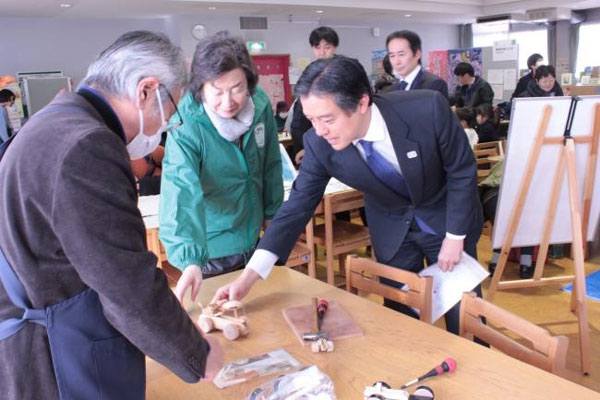 会場内を巡る、新宿区長の吉住健一さんと、NPO法人新宿環境活動ネット代表理事の﨑田裕子さん。