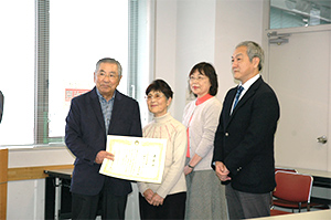第17回 小金井市環境賞を授与された「土曜生ごみリサイクル連絡会」の皆さんと副市長の住野英進氏（右端）
