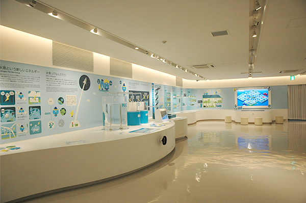 水素情報館「東京スイソミル」の1階展示室。おもに小学校高学年を対象として企画されているが、大人でも十分に楽しめ、水素エネルギーとはどんなものか理解できる内容になっている。