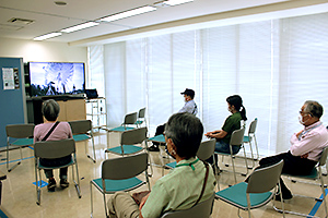 3階講座室上映コーナーでは、クリス・ジョーダン監督「ALBATROSS～ウミドリの悲劇」（約90分）を1日3回のスケジュールで上映。映像には、学生ボランティア等の協力によって、日本語字幕をつけた。