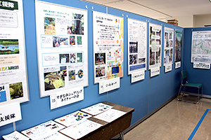 3階講座室に展示された、環境団体活動紹介のパネル