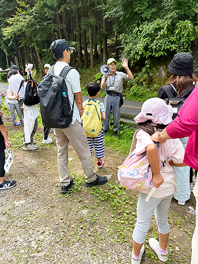 自然散策の前にNPO法人自然再生塾の代表大久保一自さんから、安全な山歩きのための注意を聞きました。