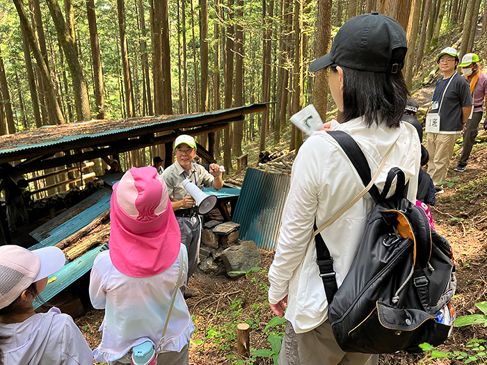 炭焼き小屋の裏に回り、煙出しの穴を発見した子どもたちから、その役割について質問が出ました。