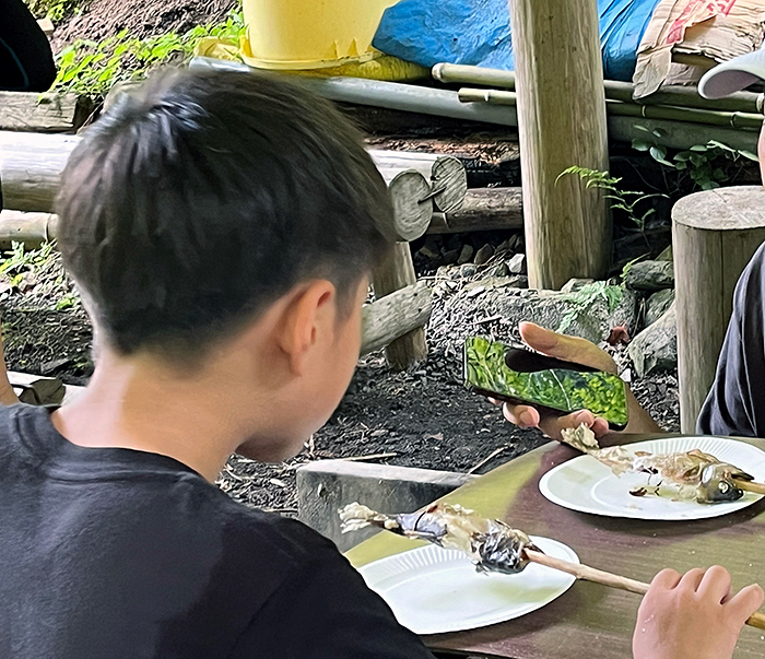 初めての魚の塩焼きの丸かじりで、ほとんどの参加者は尻尾まで食べ尽くし、中には頭からかぶりついて味わう姿も見られました。